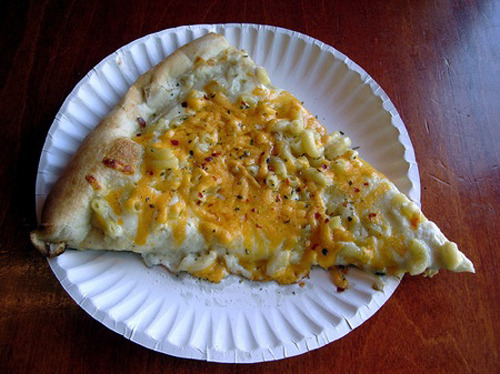 Macaroni And Cheese Pizza (via chicagoist)