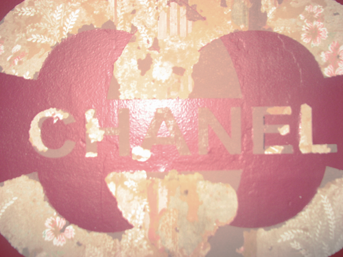 reverattraperr:
this is what happened when i took off my chanel decal.  three different layers of wallpaper, and i kind of like it.